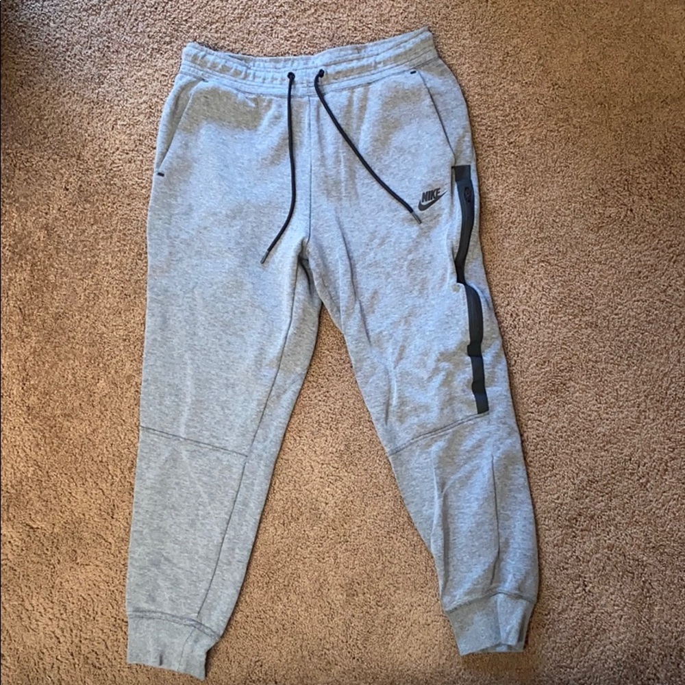 GREY NIKE SWEATS